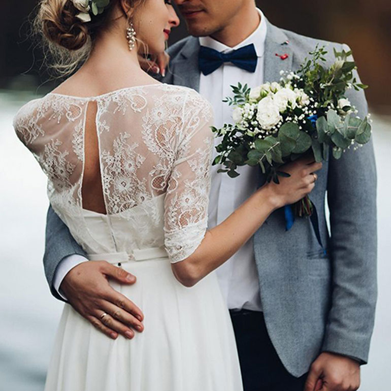 Modello Marta e Davide &mdash; foto d&rsquo;archivio: gli sposi con il bouquet