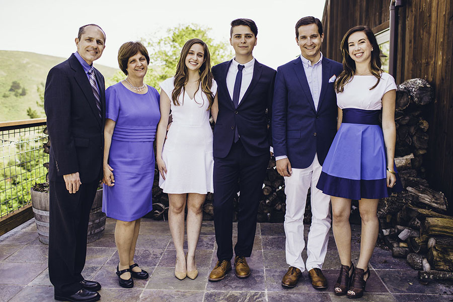 Ritratto di famiglia davanti a una casa di campagna