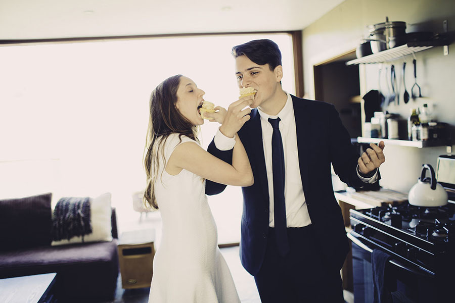 Sofia e Tommaso che assaggiano un dolce in cucina