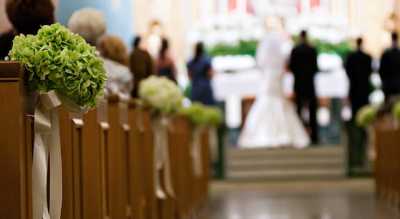 L'interno della chiesa con i fiori sui banchi