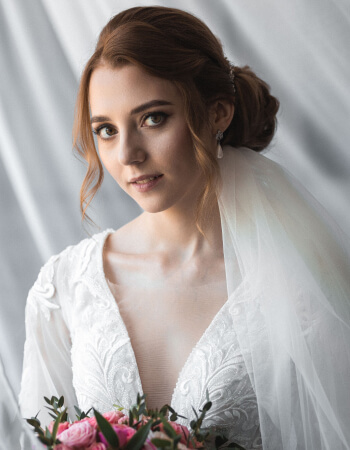 Chiara con il bouquet di rose e foglie di limone